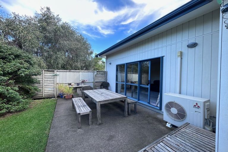 Photo of property in 4 Roberts Road, Matakatia, Whangaparaoa, 0930