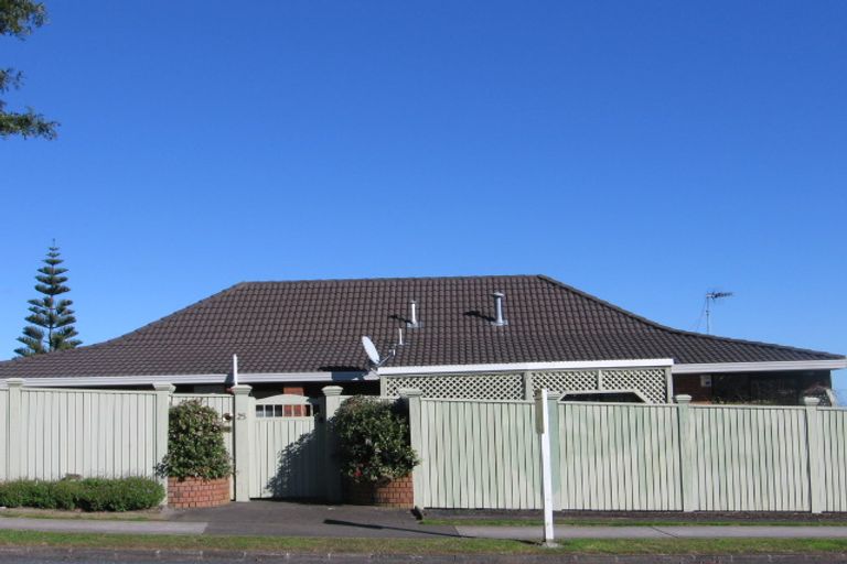 Photo of property in 25 Goodwood Drive, Goodwood Heights, Auckland, 2105
