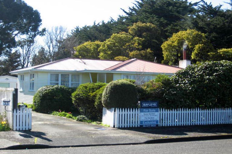 Photo of property in 35 Moreton Road, Carterton, 5713