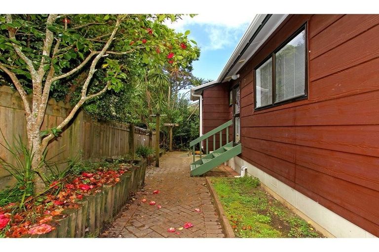 Photo of property in 2/1 Flavia Close, Torbay, Auckland, 0630