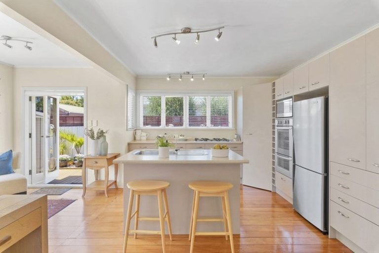 Photo of property in 1/19 Stanley Avenue, Milford, Auckland, 0620