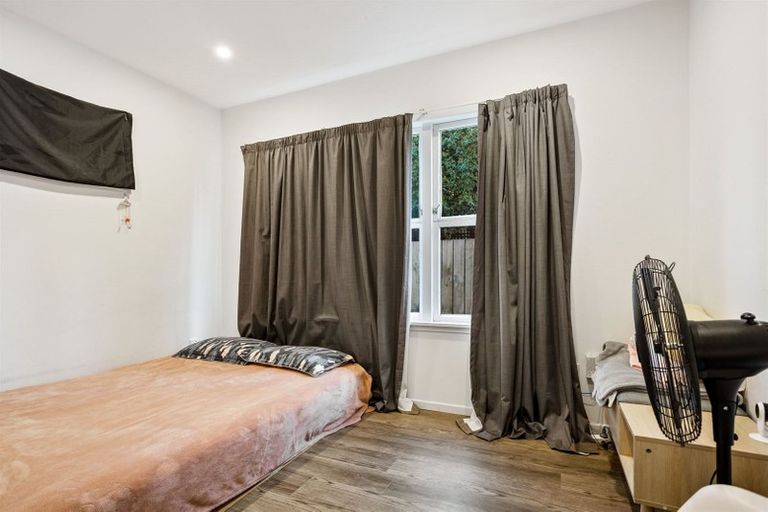 Photo of property in 14 Yeovil Road, Te Atatu Peninsula, Auckland, 0610