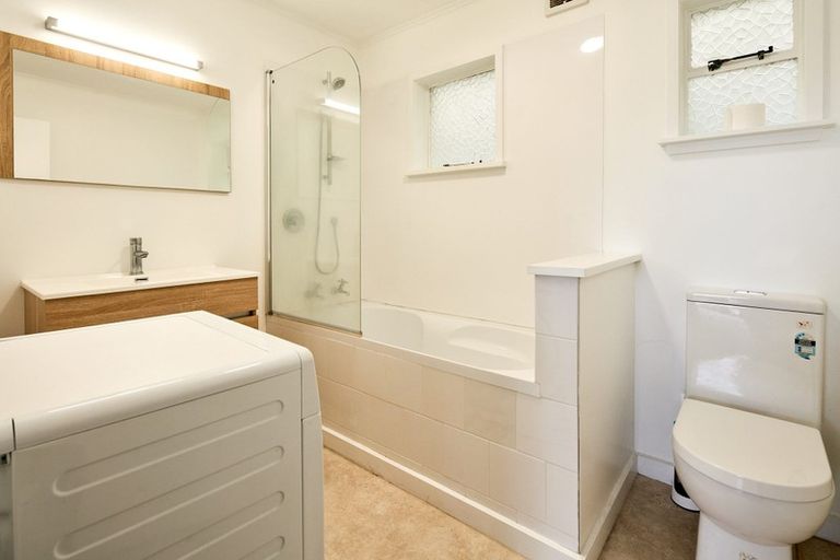 Photo of property in 8a Nikau Road, Point Howard, Lower Hutt, 5013