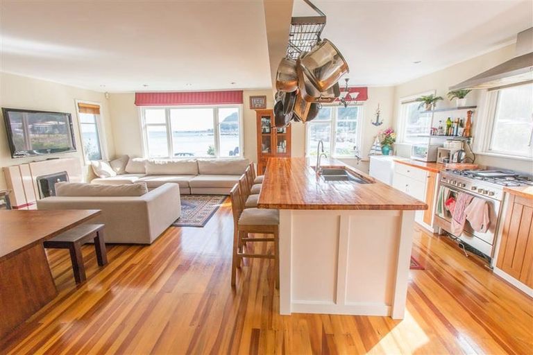 Photo of property in 85 Breaker Bay Road, Breaker Bay, Wellington, 6022