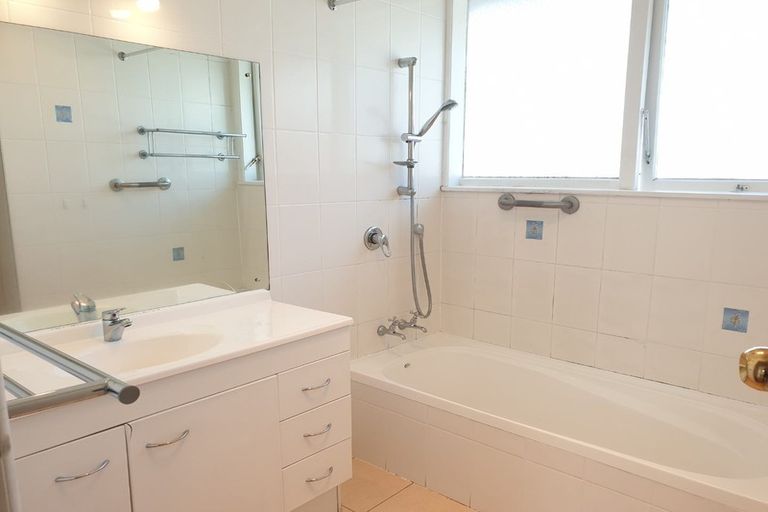 Photo of property in 40 Holland Road, Hillcrest, Auckland, 0627