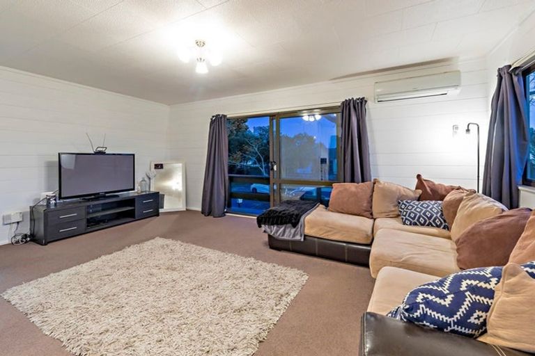 Photo of property in 2/11 Bluewater Place, Wattle Downs, Auckland, 2103