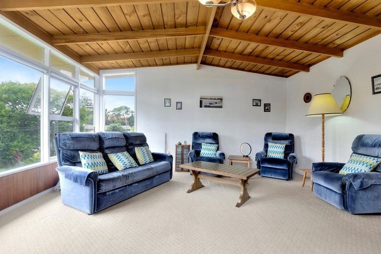 Photo of property in 6 Alwyn Avenue, Te Atatu South, Auckland, 0610