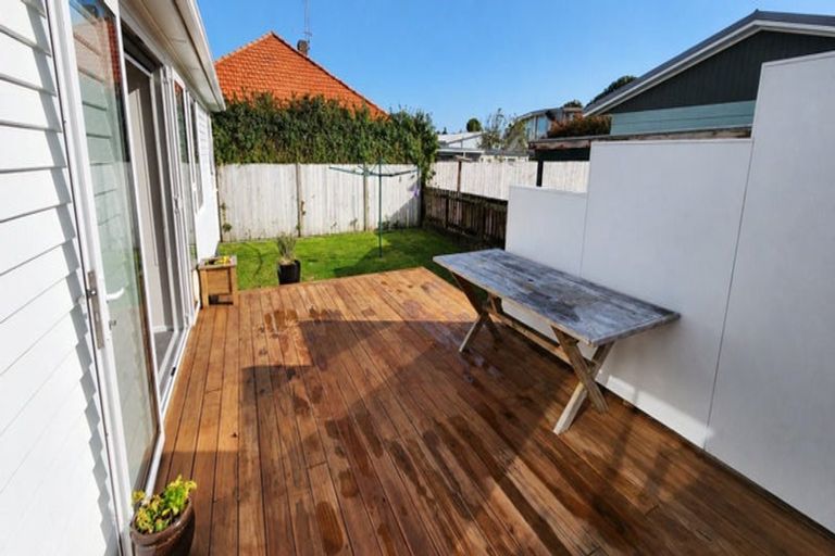Photo of property in 48 Omata Road, Marfell, New Plymouth, 4310