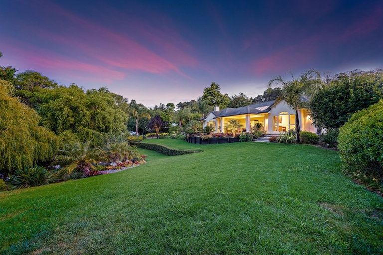 Photo of property in 7 Hobbs Road, Matakatia, Whangaparaoa, 0930