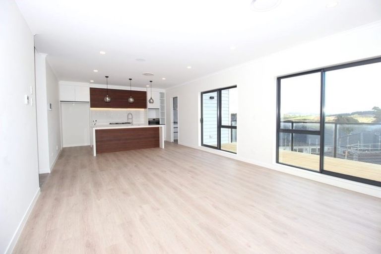 Photo of property in 17 Tautoru Avenue, Orewa, 0931