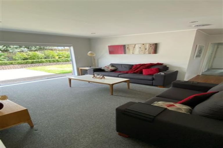 Photo of property in 2/11 Parramatta Place, Botany Downs, Auckland, 2010