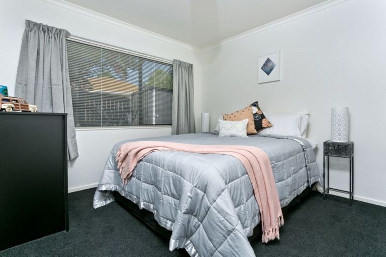 Photo of property in 15 Thornbill Rise, Unsworth Heights, Auckland, 0632