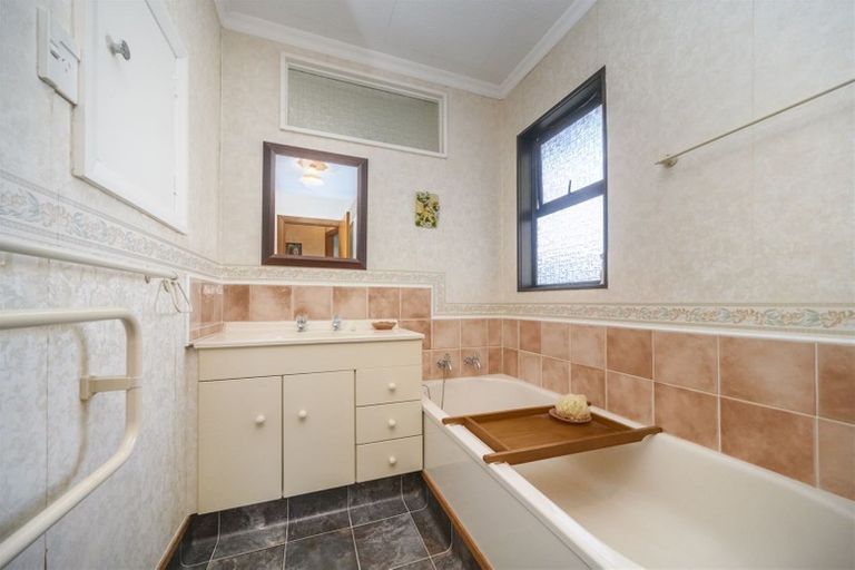 Photo of property in 16 Ashford Avenue, Hokowhitu, Palmerston North, 4410