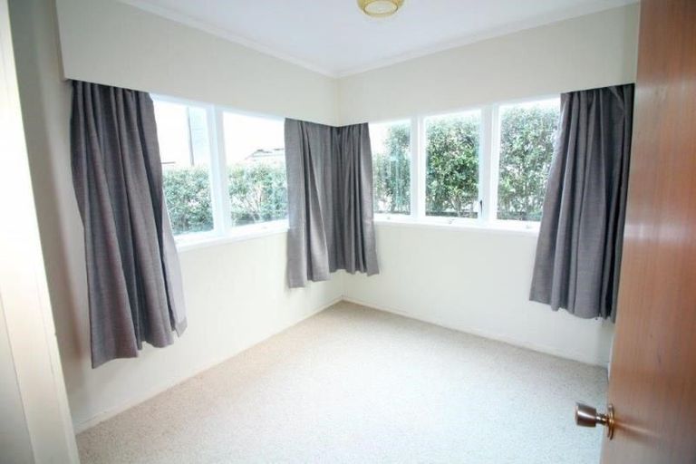 Photo of property in 2/16 Rangitoto Terrace, Milford, Auckland, 0620