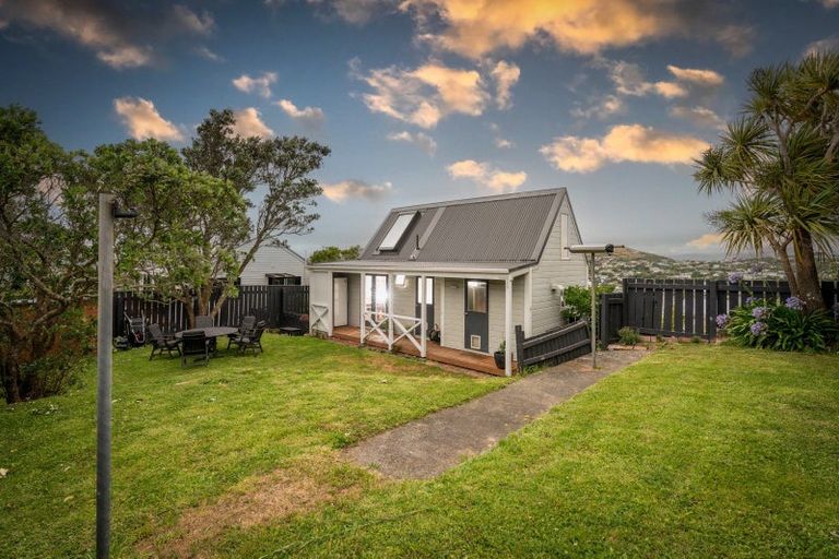 Photo of property in 17 Fitzpatrick Street, Newlands, Wellington, 6037