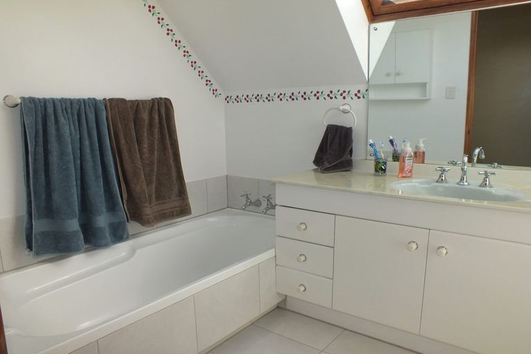 Photo of property in 11 Brockhall Lane, Avonhead, Christchurch, 8042