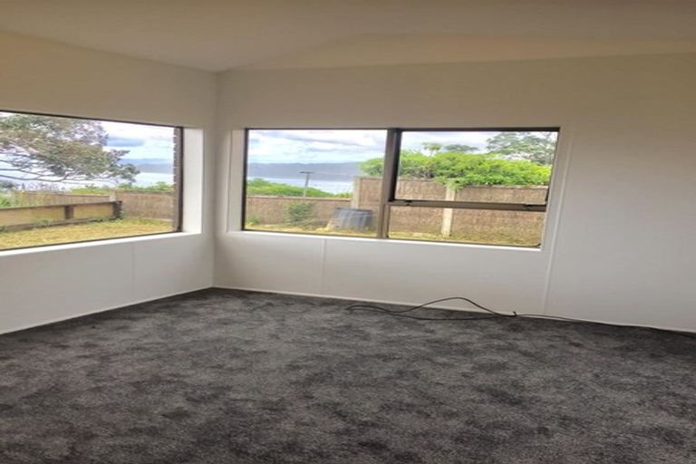 Photo of property in 18 Cliff View Drive, Green Bay, Auckland, 0604