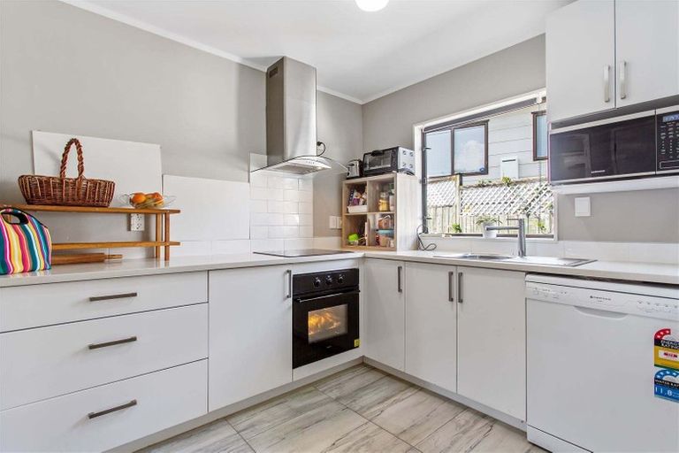 Photo of property in 2/134 Spinella Drive, Bayview, Auckland, 0629