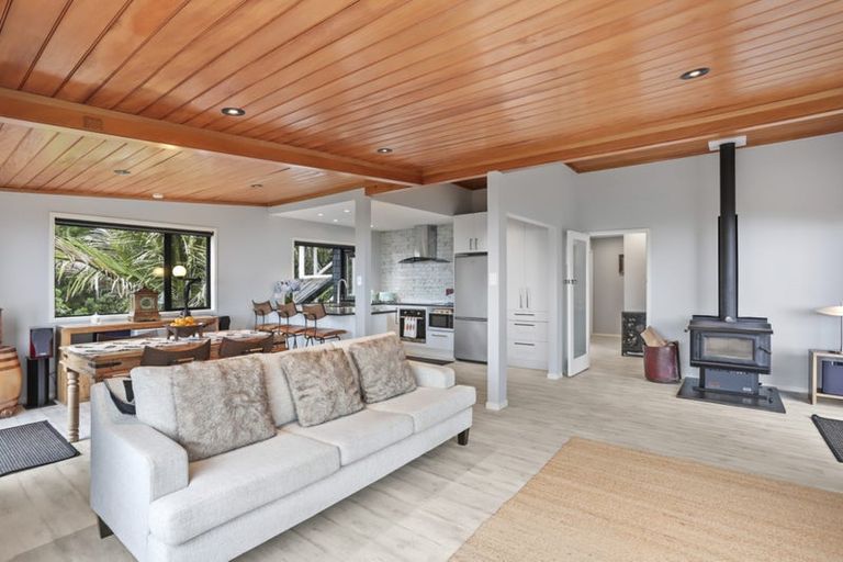 Photo of property in 19 Cascade Avenue, Waiatarua, Auckland, 0604