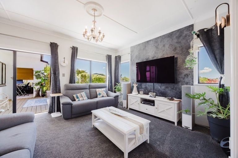 Photo of property in 20 Domain Road, Waipawa, 4210