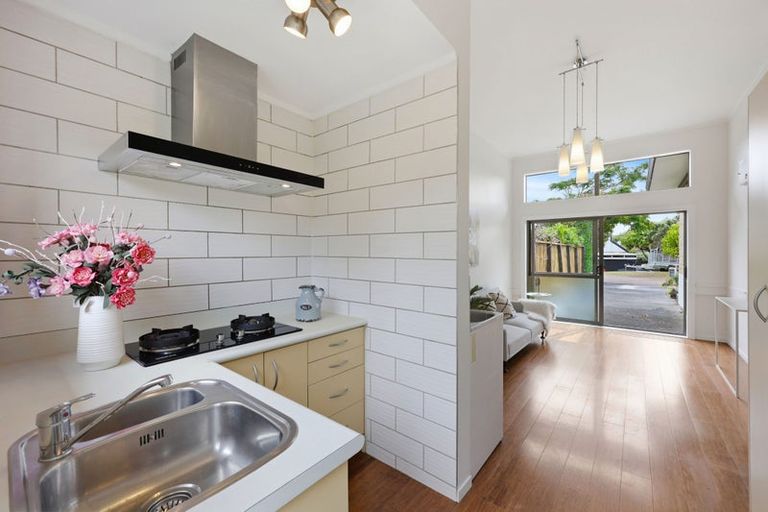 Photo of property in 2/39 Rapallo Place, Farm Cove, Auckland, 2012