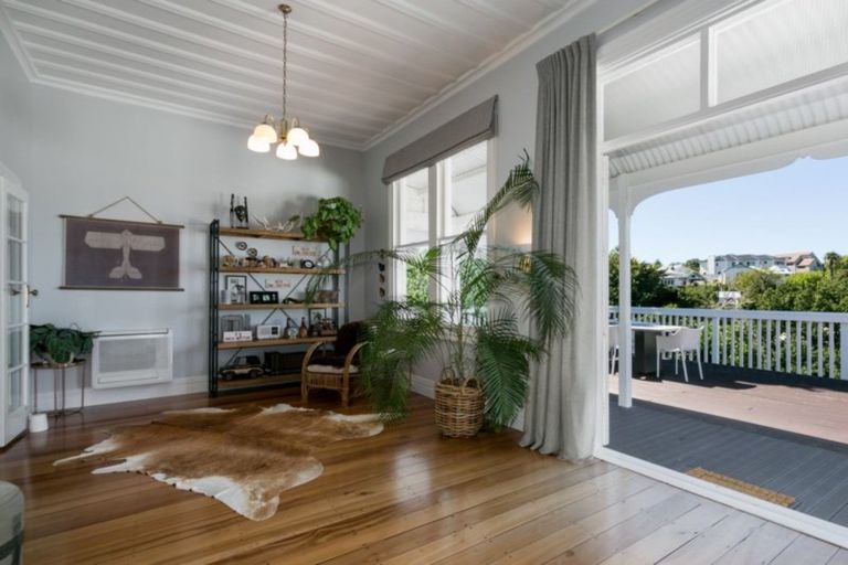 Photo of property in 11 Colenso Avenue, Hospital Hill, Napier, 4110