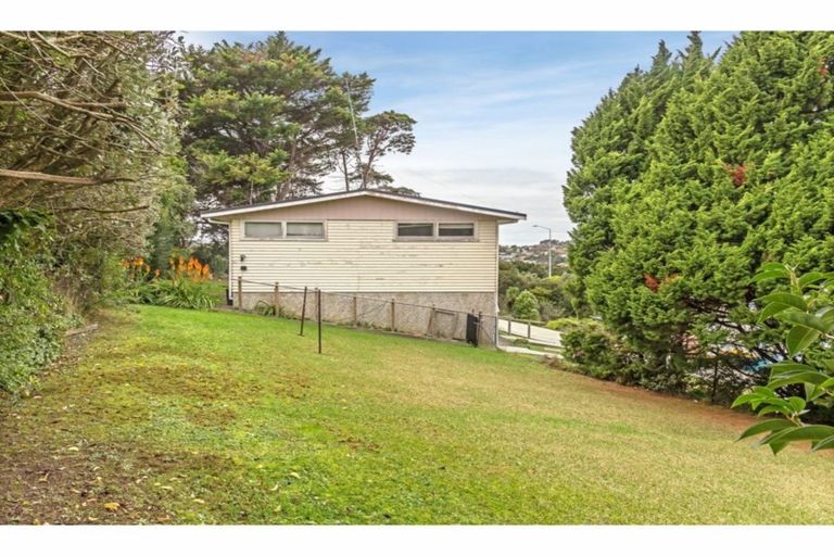 Photo of property in 59 Totaravale Drive, Totara Vale, Auckland, 0629
