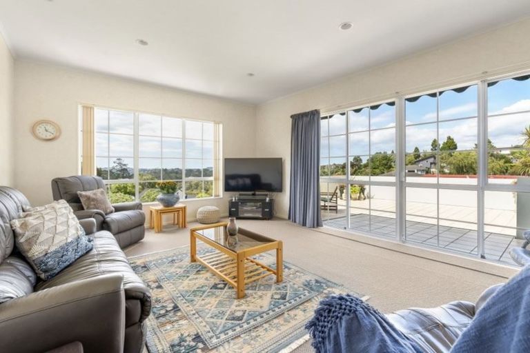 Photo of property in 8 Calman Place, Chatswood, Auckland, 0626