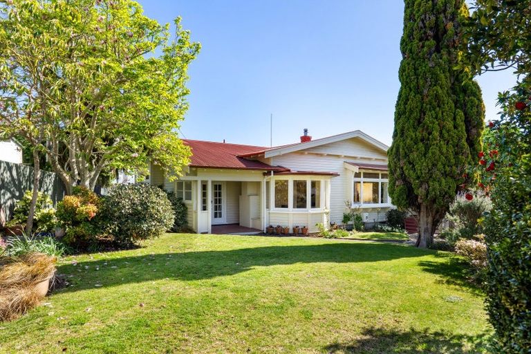 Photo of property in 2 Roslyn Road, Bluff Hill, Napier, 4110