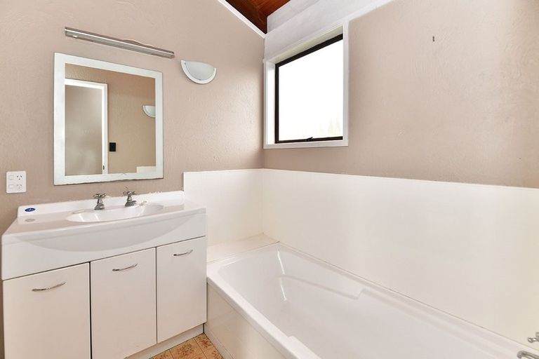 Photo of property in 11 Albert Hall Drive, Red Beach, 0932