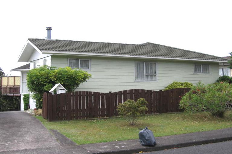 Photo of property in 17 Lydford Place, Glendene, Auckland, 0602