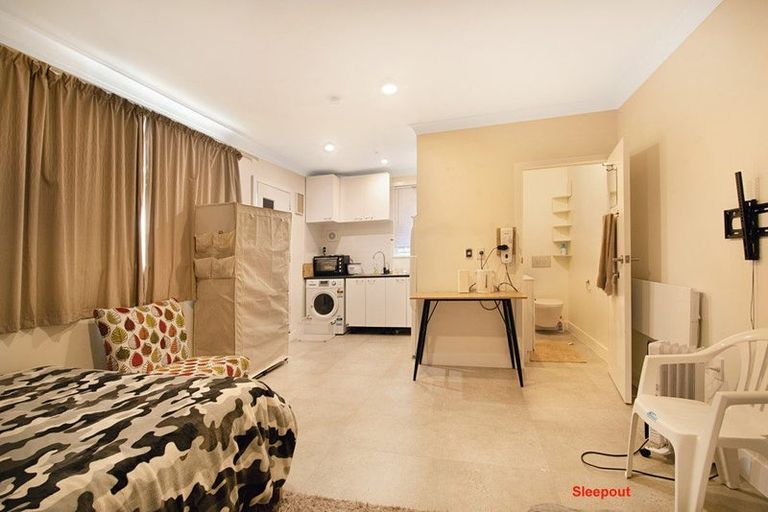 Photo of property in 18 Sherwood Avenue, Te Atatu South, Auckland, 0610