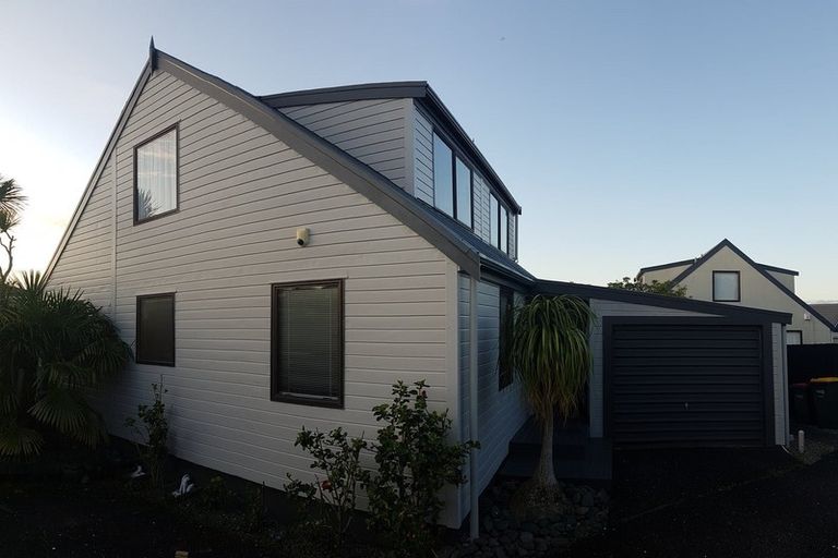 Photo of property in 1/7 Fernbird Place, Massey, Auckland, 0614
