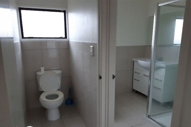 Photo of property in 2/7 Barbados Drive, Unsworth Heights, Auckland, 0632