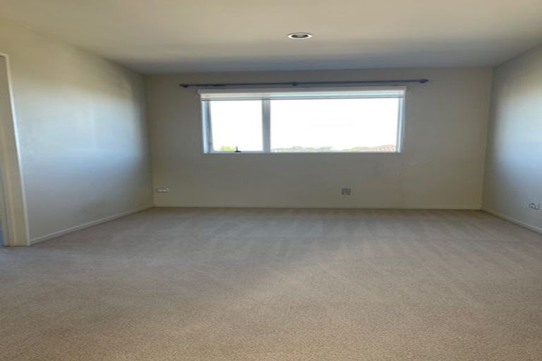 Photo of property in 18 Mulroy Place, Pinehill, Auckland, 0632