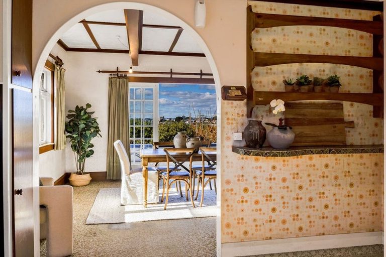 Photo of property in 4 Kitchener Terrace, Moturoa, New Plymouth, 4310