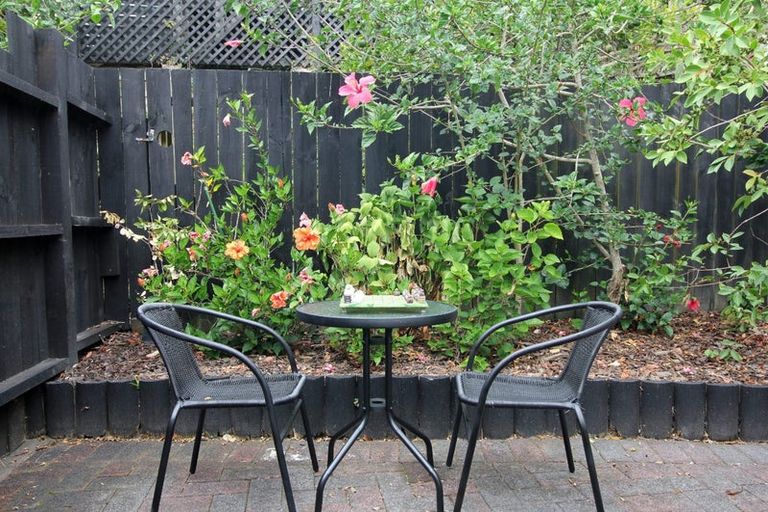 Photo of property in 2 Harbour Lights Close, West Harbour, Auckland, 0618