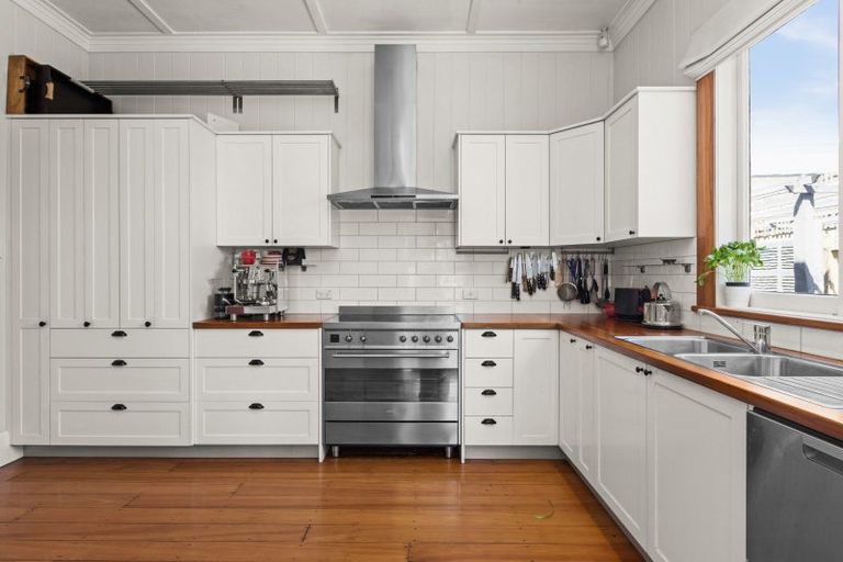 Photo of property in 21 Cameron Road, Bluff Hill, Napier, 4110