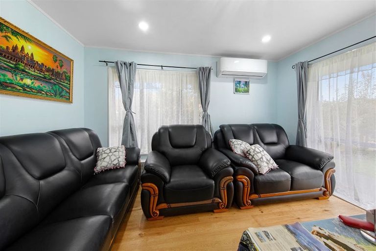 Photo of property in 16 Frank Bunce Grove, Flat Bush, Auckland, 2019