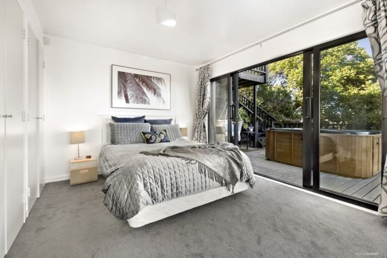 Photo of property in 5 Inverell Way, Seatoun, Wellington, 6022