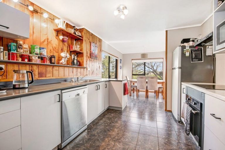 Photo of property in 2 Hand Road, Helensville, 0800