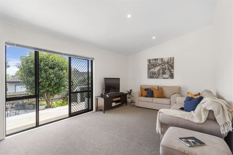 Photo of property in 2/8 Wattle Street, New Lynn, Auckland, 0600