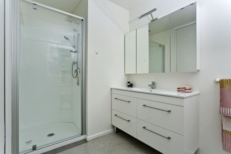 Photo of property in 5 Sandpiper Grove, Unsworth Heights, Auckland, 0632