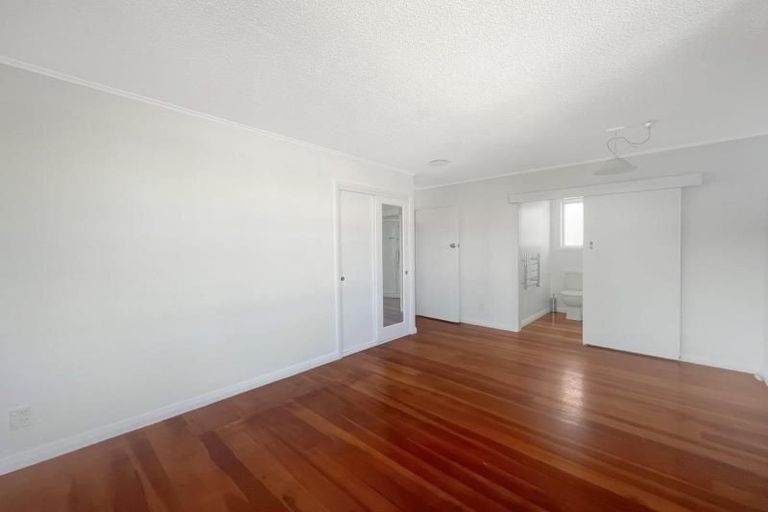 Photo of property in 30 Douglas Crescent, Fairfield, Hamilton, 3214