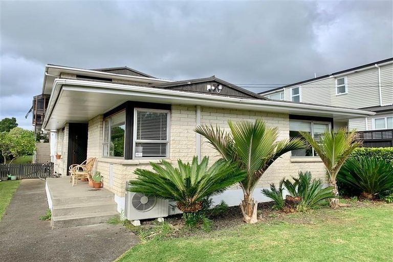 Photo of property in 27 Wainui Avenue, Point Chevalier, Auckland, 1022