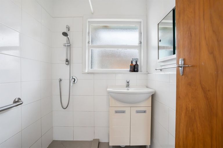 Photo of property in 2/1 Ocean View Road, Hillcrest, Auckland, 0627