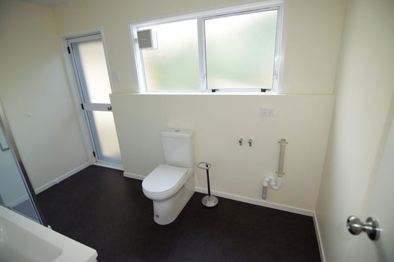 Photo of property in 2 Ravenstone Place, Chatswood, Auckland, 0626