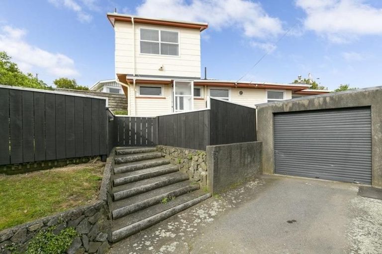 Photo of property in 19 Diane Grove, Paparangi, Wellington, 6037