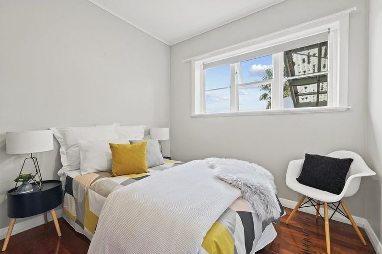 Photo of property in 1/2 Varlene Terrace, Forrest Hill, Auckland, 0620