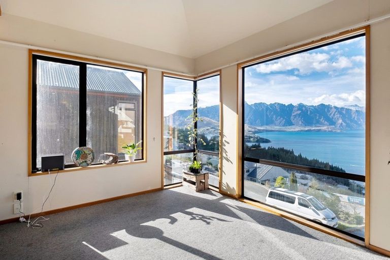 Photo of property in 116a Wynyard Crescent, Fernhill, Queenstown, 9300